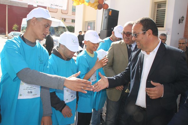 السيد أحمد بزعين النائب الأول لرئيس جماعة زايو يعطي إنطلاقة المراطون الأول للأشخاص ذوي الإحتياجات الخاصة