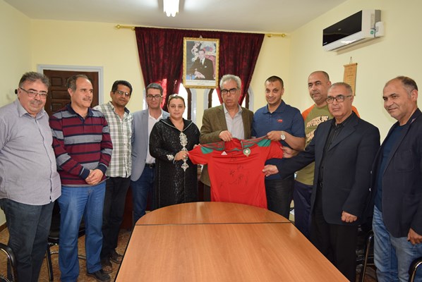 محمد الطيبي يستقبل ابتسام مراس  النائبة البرلمانية ويتسلم قميص المنتخب الوطني لكرة القدم.
