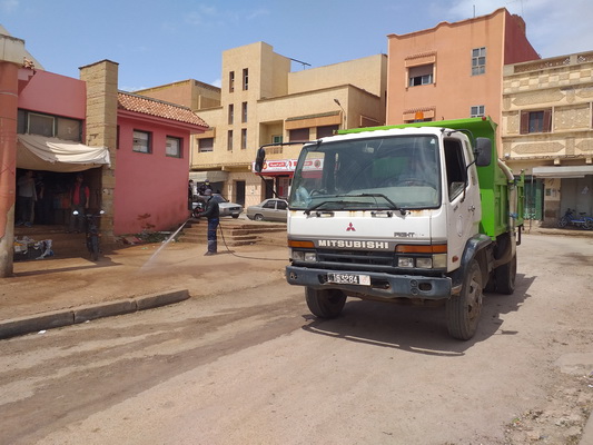 استمرار عمليات تعقيم جنبات المركب التجاري بزايو