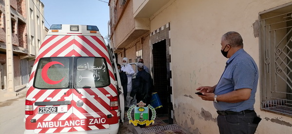 تدخل المكتب الصحي لجماعة زايو لتعقيم منزل الشخص المصاب بفيروس كورونا.