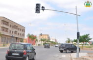 صور .. أشغال تثبيت أعمدة إشارات المرور الضوئية بالمدينة تمهيدا لتنظيم حركة السير والجولان
