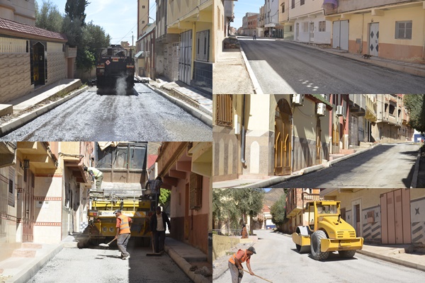 تكسية شوارع حي النهضة التي شهدت الأشغال الأخيرة بالسائل الحام قبل تعبيدها بالمغلف الحام